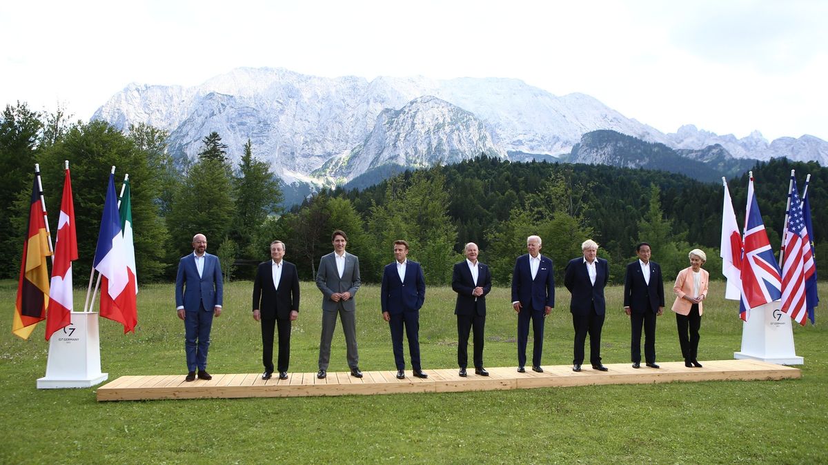“Dobbiamo dimostrare che siamo più duri di Putin”.  Parte il G7, scherza Johnson